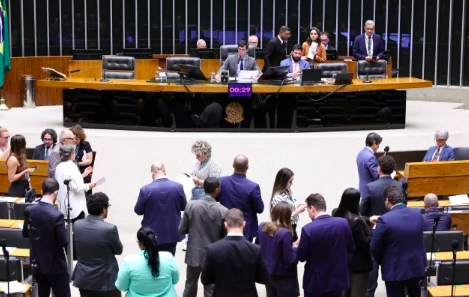 Câmara proíbe sigilo sobre gastos do governo com viagens