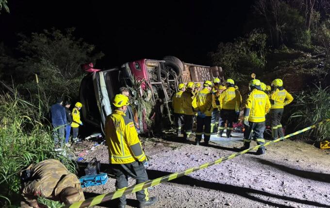Ônibus sai da pista, cai em ribanceira e deixa três mortos na SC-492
