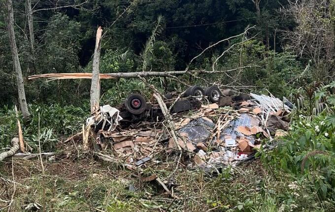 Caminhão atinge postes, tomba e motorista é encontrado morto em Seara