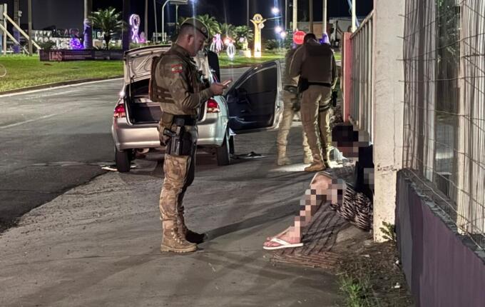 Homem com direito de dirigir suspenso é flagrado conduzindo carro em SMOeste