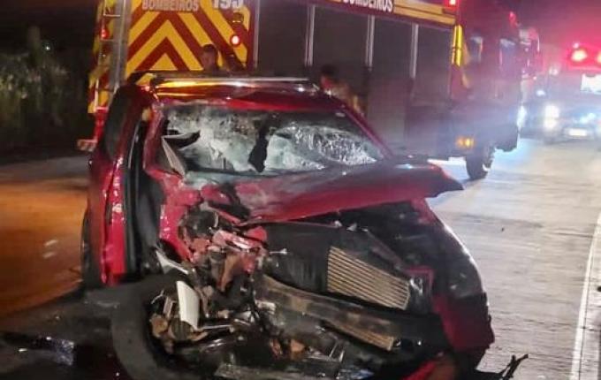 Motorista fica ferido em batida entre caminhão e carro na BR-163