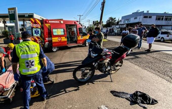 VÍDEO: Colisão entre carro e moto na Willy Barth deixa homem ferido
