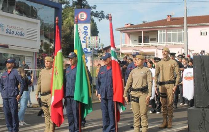 Desfile cívico de Itapiranga ressalta patriotismo
