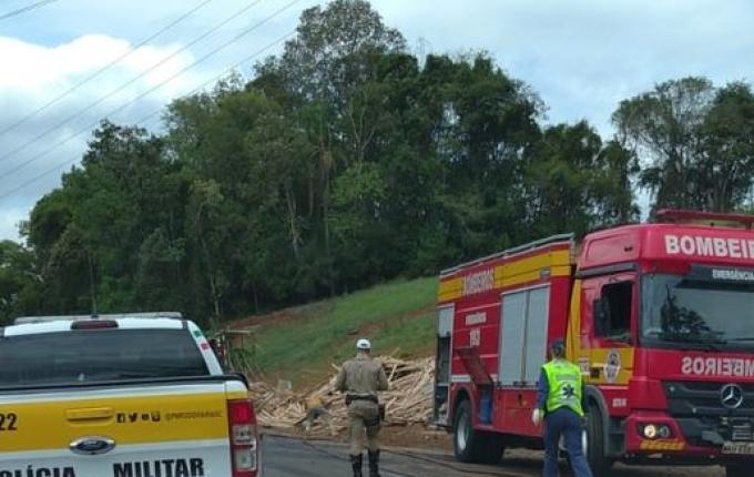 Caminhão tomba nas proximidades da ponte sobre o Rio Iracema
