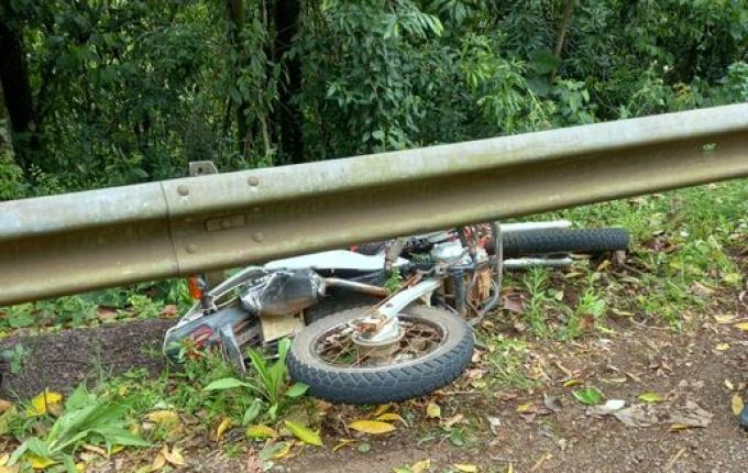 Jovem fica ferido ao colidir motocicleta em guard rail