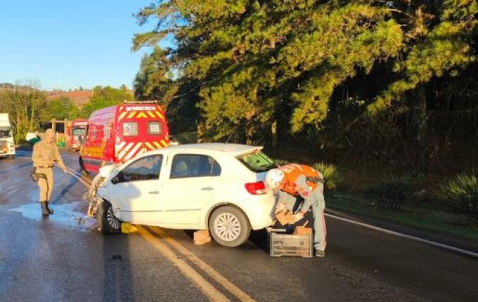 Veículos colidem na SC-157 e motorista fica ferida