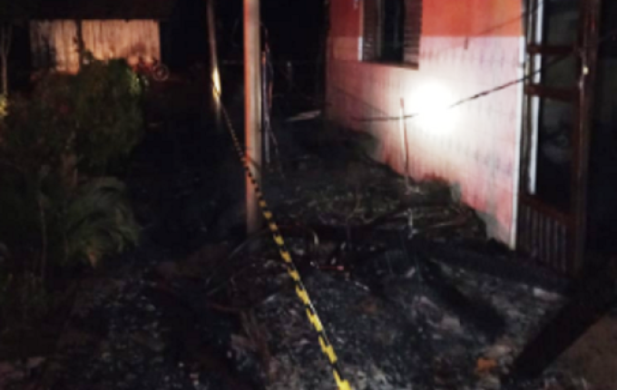 Residência é destruída por incêndio no interior de Riqueza