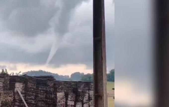 Nuvem funil se forma em SC em meio a alerta vermelho para temporais