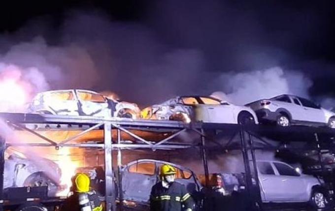 Vídeo: Carreta cegonha carregada pega fogo na BR 282