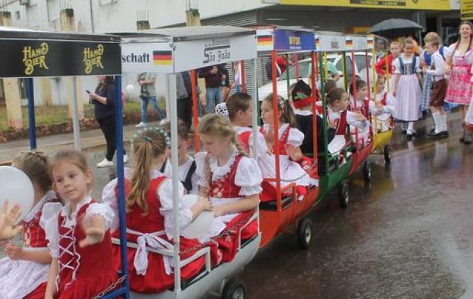 Desfile Típico reúne mais de 50 entidades na 15ª Deutsche Woche