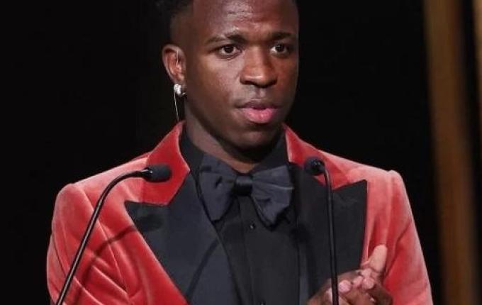 Vinicius Jr recebe Prêmio Sócrates por seu trabalho social