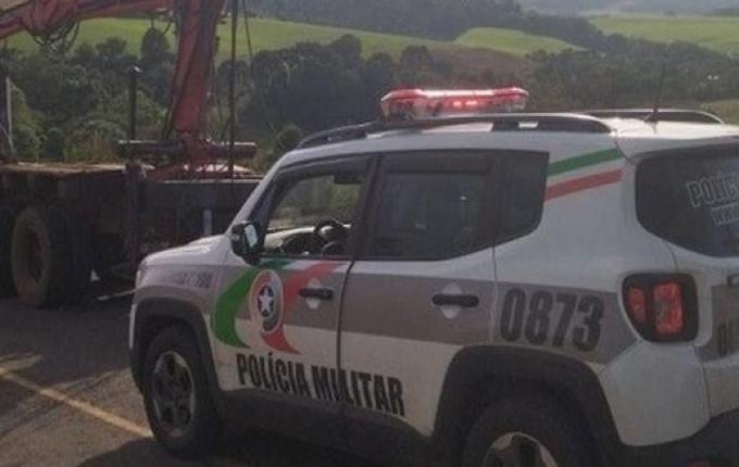 Motorista sem habilitação tenta se passar por irmão gêmeo