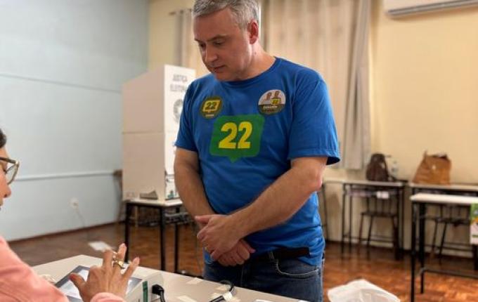 Candidato a prefeito, Edenilson Zanardi, vota na escola La Salle