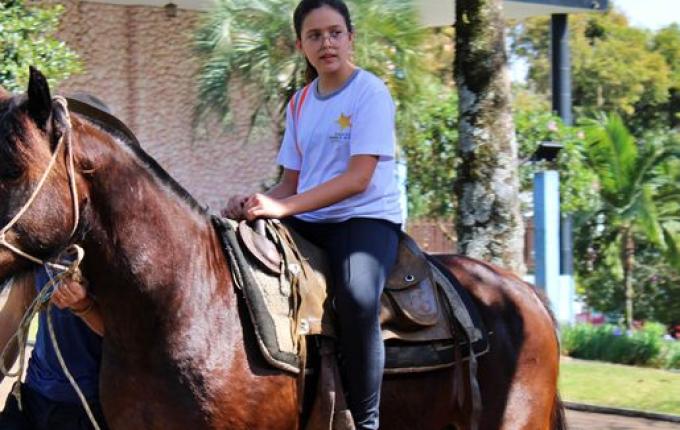 CTG Porteira Aberta promove exposição cultural na praça central de SMOeste