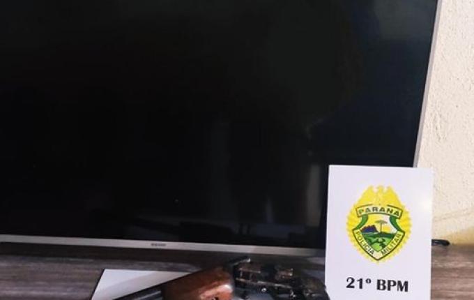 Em ocorrência de perturbação do sossego, homem recebe a polícia com arma na mão