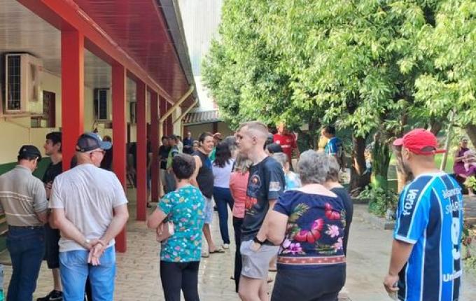 E.E.B.Padre Balduíno Rambo de Tunápolis registra fila de eleitores neste domingo