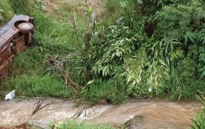 Homem fica ferido após carro sair da pista e cair às margens de riacho