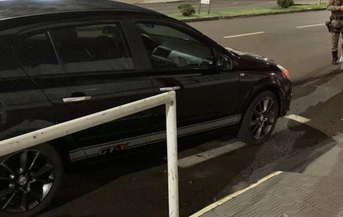 Colisão entre carro e moto deixa mulher ferida