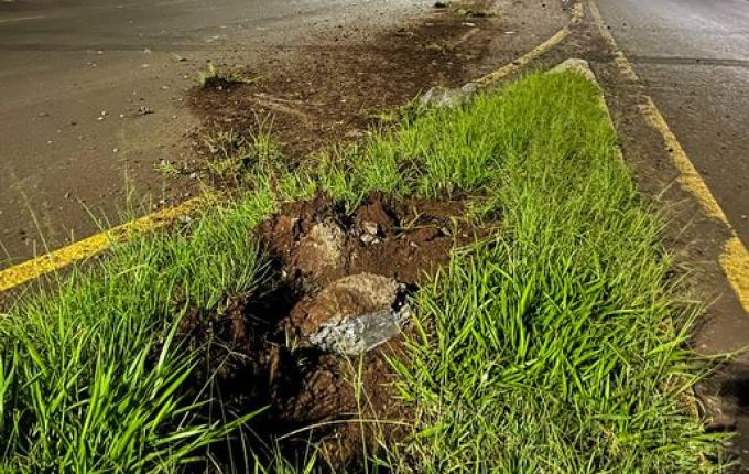 SMO: Motorista colide com o carro em placas de sinalização e abandona veículo