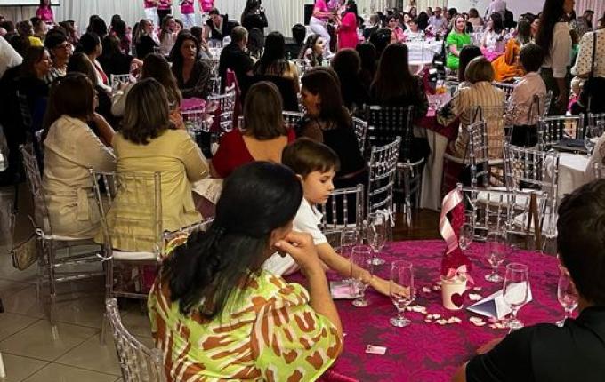 Jantar de abertura do Outubro Rosa reúne cerca de 450 pessoas em SMOeste