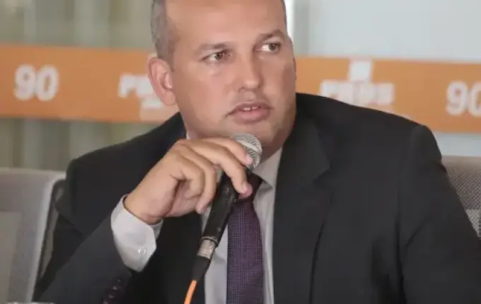 Presidente do Solidariedade entrega-se à PF após três dias foragido