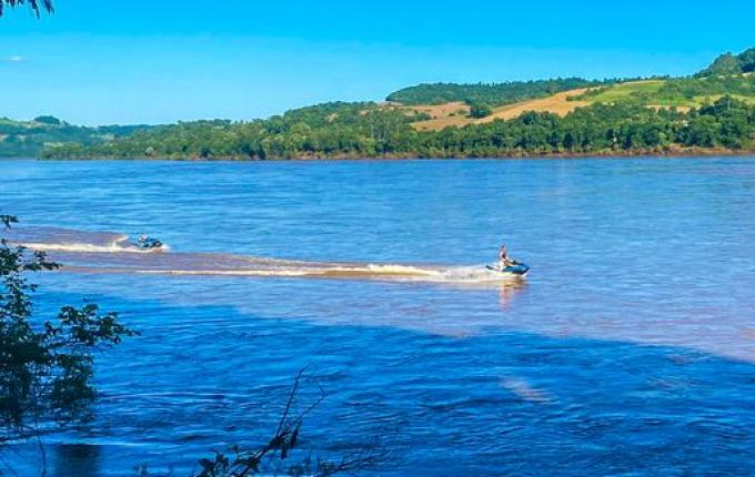Bombeiros encontram corpo de rapaz que se afogou ao tentar salvar adolescente no Rio Uruguai