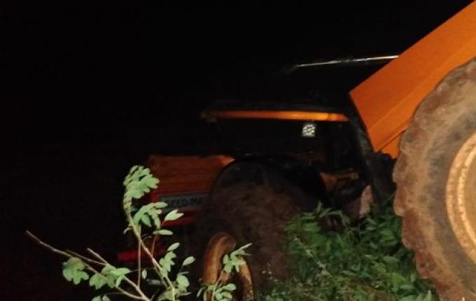Tombamento de trator é registrado no interior de Iporã do Oeste