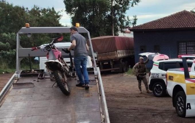 Homem flagrado com moto furtada recusa bafômetro, ameaça policiais e acaba preso