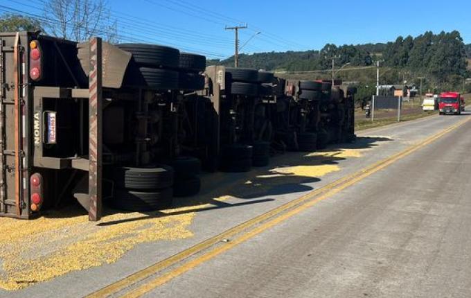 Tombamento de carreta na BR-163 em Guarujá do Sul deixa motorista ferido