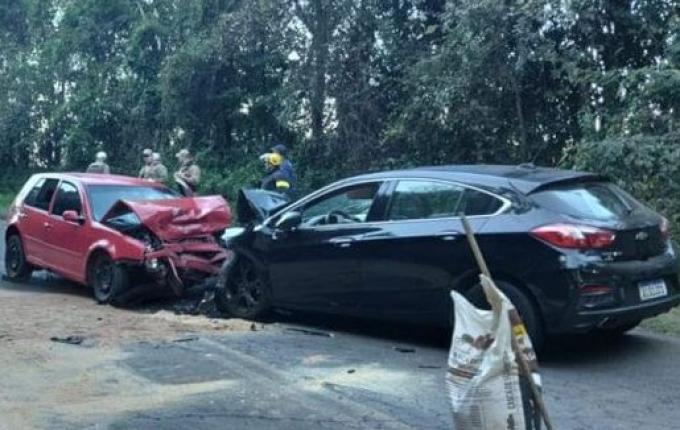 Motorista ultrapassa em local proibido, causa acidente e mata passageira em SC