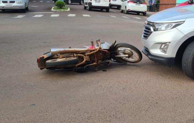 Colisão entre carro e moto deixa uma pessoa ferida em Mondaí