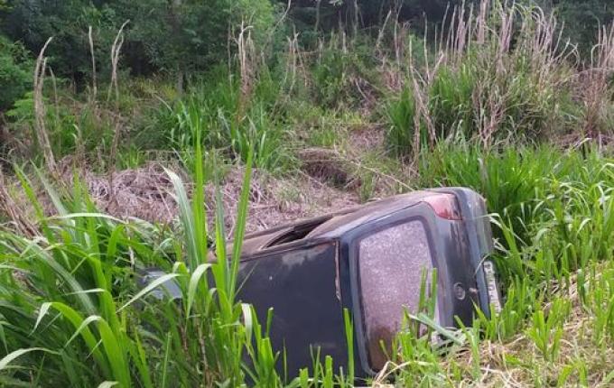Homem e criança ficam feridos em capotamento na PR-158