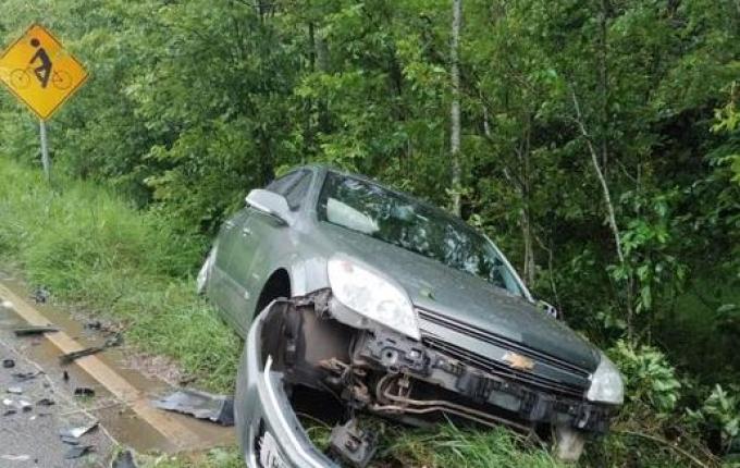 Dois veículos colidem de frente na SC-305