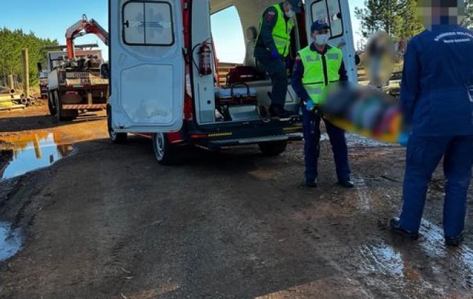 Trabalhador fica ferido ao cair de carroceria de caminhão, em Descanso