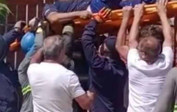 Pintor tem o corpo perfurado ao cair sobre grades