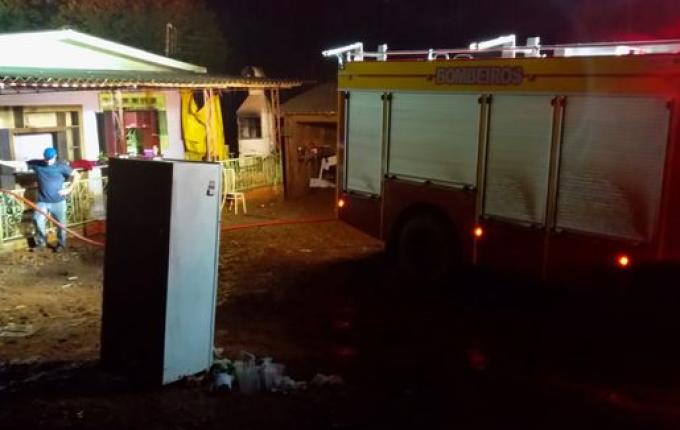 Três pessoas se intoxicam ao tentar conter incêndio em residência