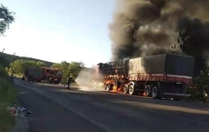 Incêndio atinge carreta na BR 282, em Descanso