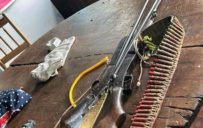 Polícia Civil apreende armas e munições após prisão por violência doméstica em Riqueza