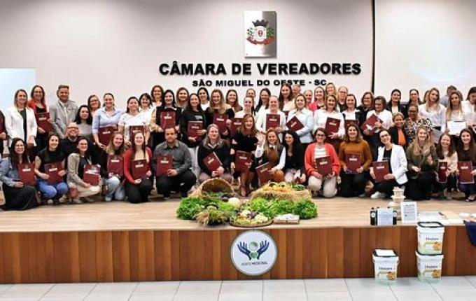 Vereadora homenageia professores com moção de aplauso em São Miguel do Oeste