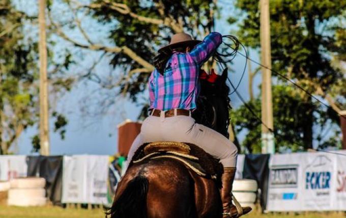Começa 22º São Miguel Tchê no parque de exposições; fotos