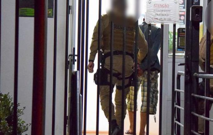 VÍDEO: Homem ajuda mulher dar entrada no HRTGB, a furta e acaba preso pela PM