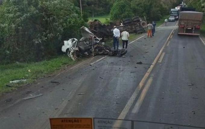 Um morto em grave acidente entre carro e caminhão entre São Lourenço e Vitorino
