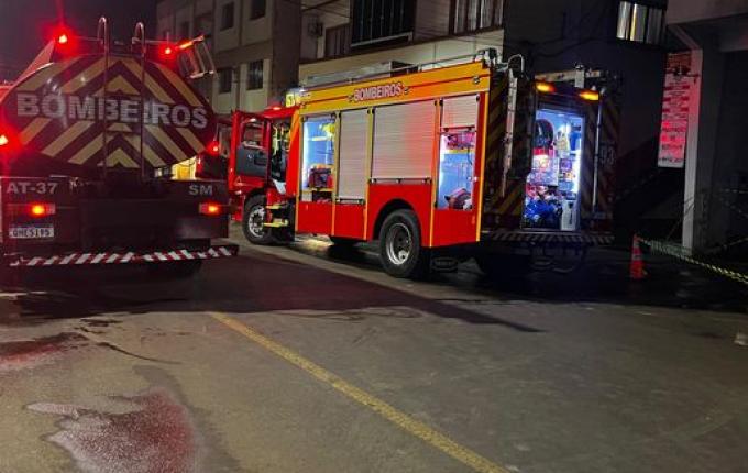 Focos de incêndio reaparecem e bombeiros retornam ao centro