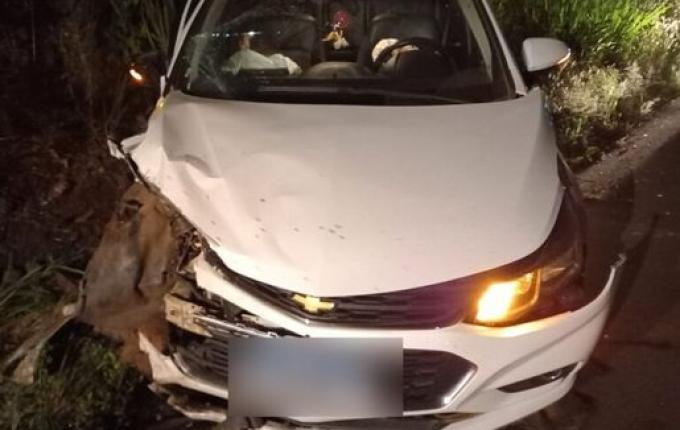 Violenta colisão entre dois carros é registrada na BR-282