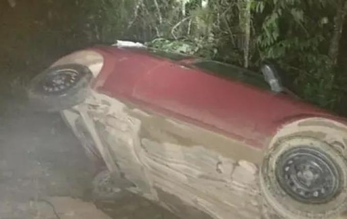 Motorista morre ao cair de ribanceira de 40 metros após sair de carro tombado em SC