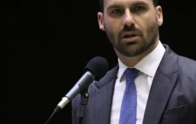 Moraes é o primeiro a votar no julgamento que pode tornar Eduardo Bolsonaro réu