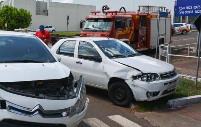 Colisão entre dois veículos é registrada no centro de SMOeste