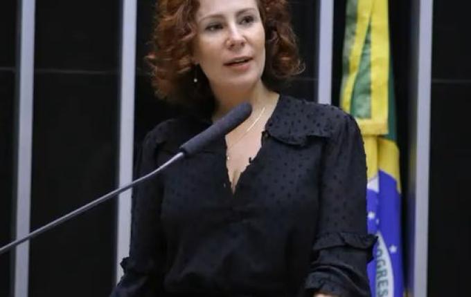 Moraes manda AGU tomar providências sobre extradição de Carla Zambelli