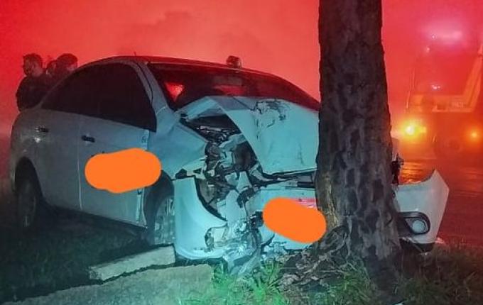 Colisão em árvore deixa três pessoas levemente feridas na BR-163