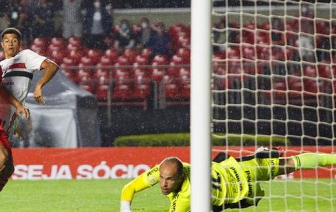 Inter perde para o São Paulo e pode terminar a rodada fora do G-6 no Brasileirão